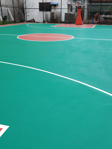 博尔塔拉 球场长期使用易出现地面开裂